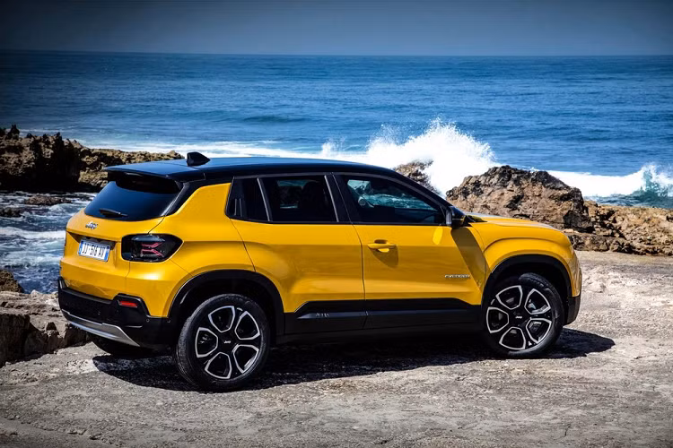Dù được định vị là xe đô thị hơn là việt dã nhưng Jeep Avenger 2023 vẫn hứa hẹn có chiều cao gầm, góc tiếp cận và góc vượt đỉnh dốc ấn tượng nhờ cơ sở gầm bệ STLA mới. "Điều khiến mẫu xe này khác biệt chính là khả năng vận hành", ông Bruno phát biểu. Đồng thời, ông cũng xác nhận rằng Jeep Avenger 2023 sẽ có khả năng off-road ngang bằng hoặc thậm chí tốt hơn đàn anh Renegade 4xe.