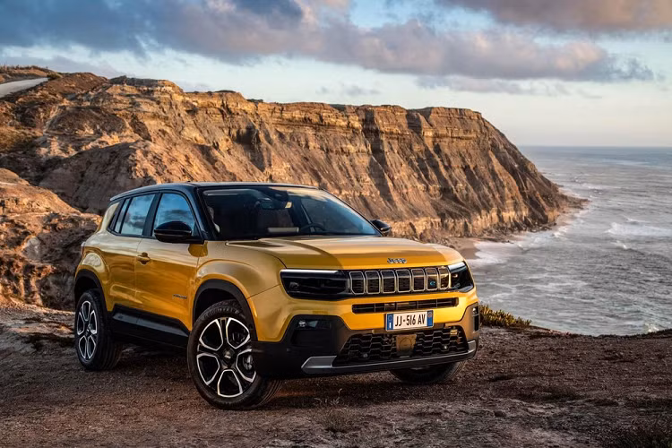 Xe ôtô điện hiện là xu hướng chung của phần lớn các hãng xe toàn cầu. Jeep - thương hiệu xe việt dã nổi tiếng của Mỹ - cũng không nằm ngoài cuộc chơi này. Mới đây, hãng Jeep đã công bố kế hoạch ra mắt hàng loạt mẫu ô tô điện của mình trong tương lai. Trong số đó, có mẫu xe mang tên Jeep Avenger 2023 chạy điện.
