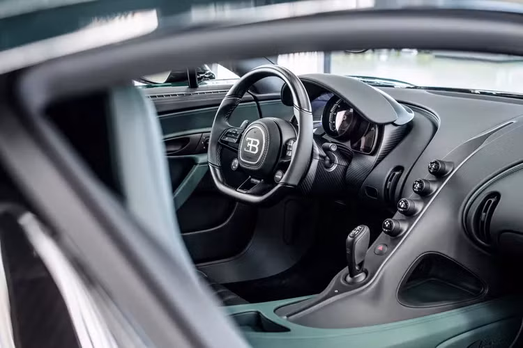 Giống như những chiếc Chiron Super Sports khác, nó vẫn được trang bị động cơ W16, tăng áp kép, dung tích 8.0 lít, sản sinh công suất 1.578 mã lực tại vòng tua 7.100 vòng/phút và mô-men xoắn cực đại 1.600 Nm trong khoảng từ 2.000 đến 7.000 vòng/phút.