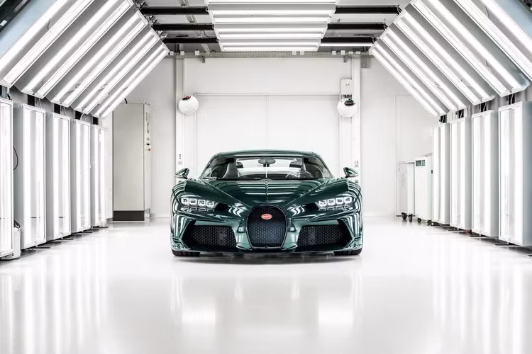 Ông Christophe Piochon, chủ tịch Bugatti cho biết, “Mỗi bộ phận của Chiron đều là một kiệt tác kỹ thuật và việc kết hợp tất cả lại với nhau đòi hỏi những chuyên gia tận tâm và giàu kinh nghiệm nhất trên thế giới.