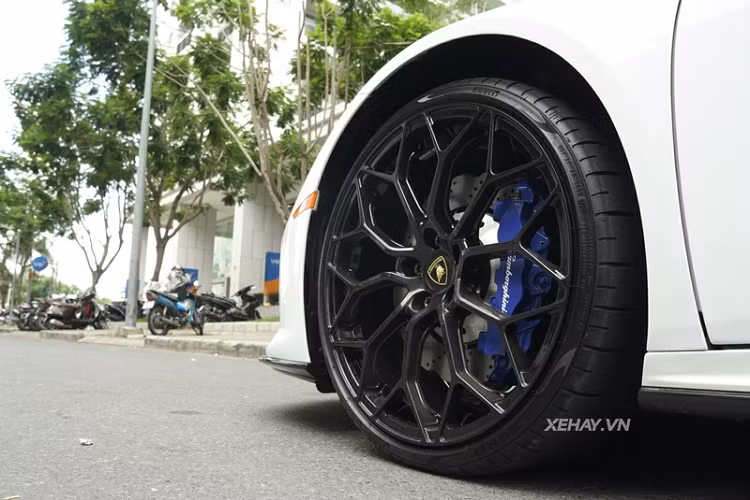 "Trái tim" của Lamborghini Huracan EVO RWD vẫn là khối động cơ hút khí tự nhiên V10 5.2L giống Huracan EVO AWD nhưng lại chỉ mạnh 601 mã lực, ít hơn 30 mã lực so với Huracan EVO dẫn động 4 bánh.