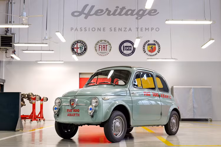 Chiếc xe mới đang được trưng bày tại triển lãm Milan AutoClassica và để khách tham quan tự đánh giá tác phẩm của nhóm Abarth Classiche giống với nguyên bản đến mức nào, chiếc xe phá kỷ lục thực sự cũng đã được khôi phục gần đây và được trưng bày cùng chiếc xe này trên khán đài.