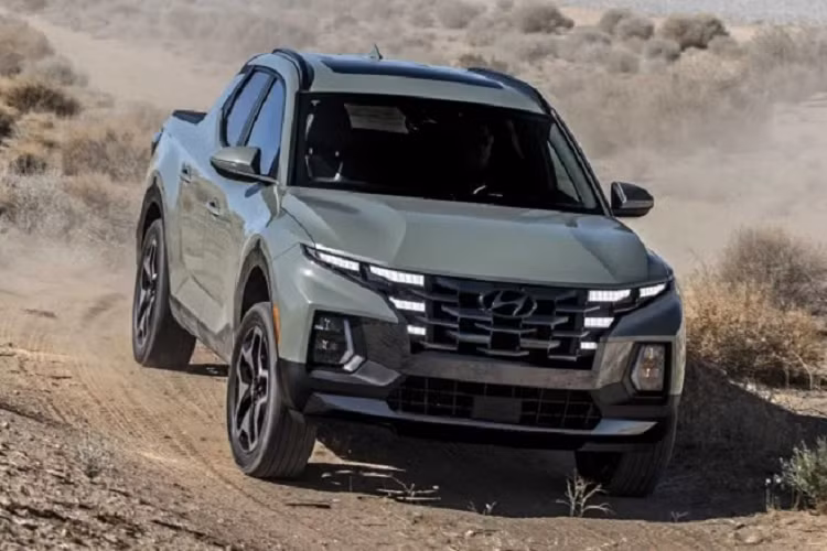 Về ngoại hình, Hyundai Santa Cruz sở hữu thiết kế đẹp mắt như Hyundai Tucson thế hệ mới. Phần đầu xe nổi bật với cụm lưới tản nhiệt cỡ lớn, kết hợp cụm đèn vô cùng ấn tượng.