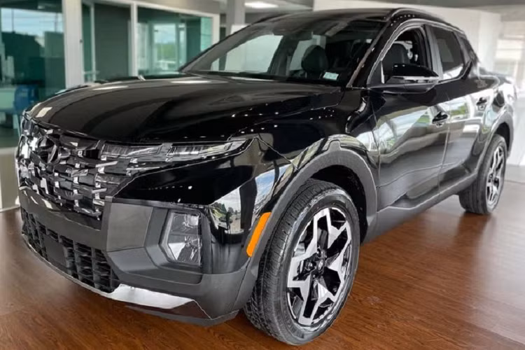 Ra mắt lần đầu vào tháng 4 năm ngoái, mẫu bán tải Hyundai Santa Cruz 2022 mới nhanh chóng nhận được nhiều sự quan tâm của người yêu xe Việt bởi thiết kế vô cùng hiện đại, thích hợp để đi phố hơn là tải hàng.