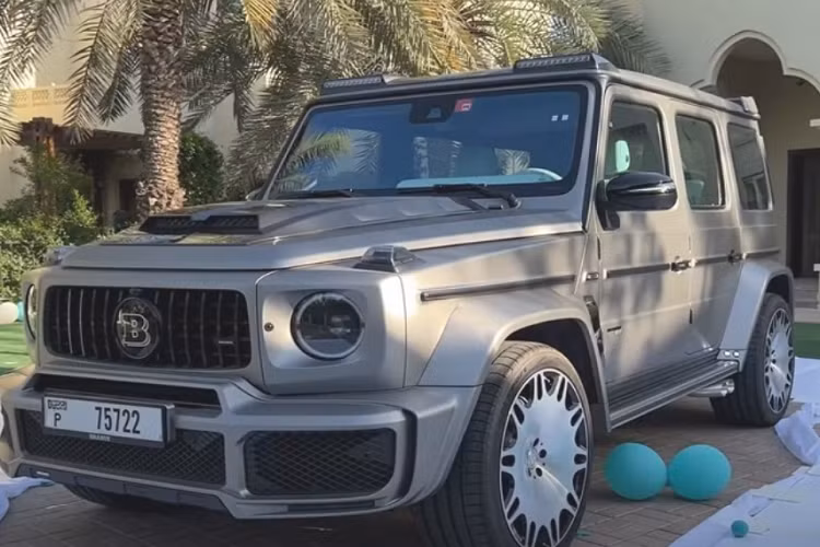 Supercar Blondie chia sẻ rằng cô đã chờ đợi chiếc xe này hơn 6 tháng, nó được tùy chỉnh hoàn toàn theo yêu cầu cá nhân và là chiếc Brabus G-Wagon phiên bản Tiffany đầu tiên trên thế giới.