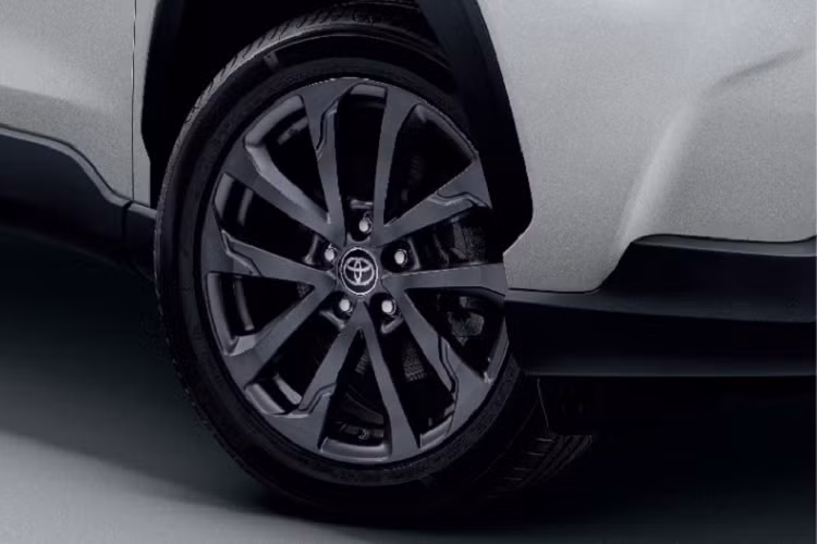 Bên trong Corolla Cross 60th Anniversary, hãng Toyota trang bị ghế được bọc bằng chất liệu mới và phối 2 màu. Tựa đầu ghế được thêu con số "60" lồng vào nhau. Ngoài ra, ghế còn đi kèm chỉ khâu màu xám và đỏ thể thao. Trên mặt cửa cũng xuất hiện chỉ khâu màu đỏ tương tự.