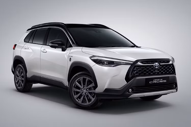 Như thông lệ, phiên bản đặc biệt của Toyota Corolla Cross tại Thái Lan chỉ thay đổi nhẹ trong thiết kế ngoại thất và nội thất. Theo đó, xe được bổ sung một số chi tiết ngoại thất mới như nẹp mạ crôm gợi liên tưởng đến cặp lông mày trên lưới tản nhiệt màu đen bóng. Nằm giữa 2 nẹp mạ crôm này là logo của hãng Toyota.