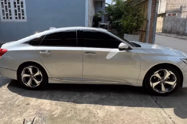 Trải qua nhiều năm có mặt tại thị trường Việt, Camry đã trở thành một “tượng đài” vững chắc trong khúc D mà khó có đối thủ nào xô đổ. Honda Accord sử dụng động cơ 1.5L tăng áp cho công suất 187hp + 243Nm, đi cùng với hộp số tự động biến thiên vô cấp CVT.