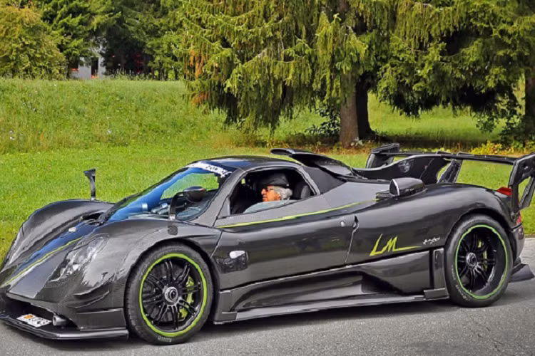 Nếu đang lái chiếc siêu xe triệu đô Pagani Zonda LM Roadster trên đường mà chẳng may trời mưa bất chợt, có lẽ cả chủ và xe đều ướt như "chuột lột". Chính vì thế, nhiều tay săn ảnh rất hiếm khi thấy hàng độc này được chủ nhân cho tháo mui khi lăn bánh ngoài đường.
