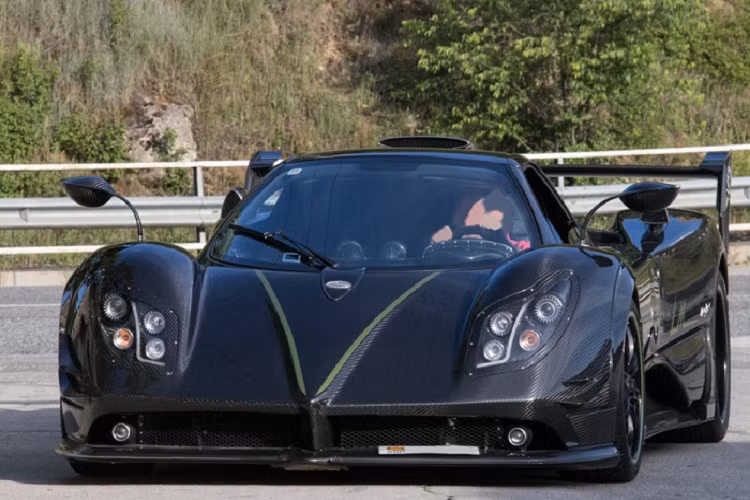 Pagani thường sử dụng kiểu mui khá phức tạp và chúng phù hợp nằm trong garage hay trưng bày ở các sự kiện thay vì lái ra đường phố thường xuyên với chiếc mui xe phải bỏ ở nhà.