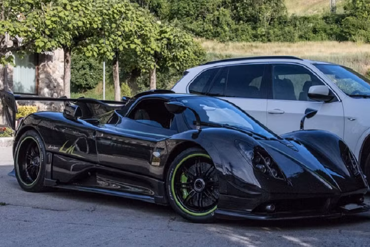 Dù video đã được tua nhanh cũng cho thấy hàng độc Pagani Zonda LM Roadster triệu đô cần 10 giây lắp mui và nếu thực tế chỉ mình chủ xe thực hiện, thời gian có khi gần 45 giây.
