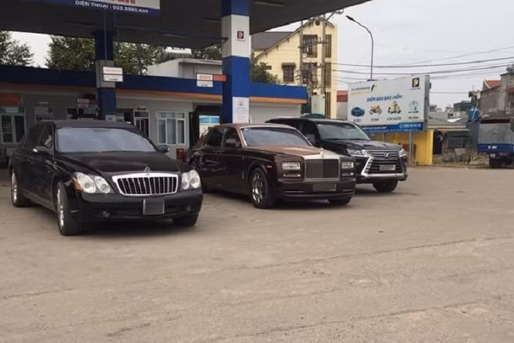 Chiếc xe siêu sang Mercedes-Maybach S600 Pullman được ông Trịnh Văn Quyết mua vào năm 2018, là 1 trong 2 chiếc đang có mặt tại Việt Nam, xe còn lại mang biển số NG. Siêu phẩm này nhanh chóng được nhìn thấy lăn bánh trên đường phố Hà thành với chiếc biển trắng với giá lăn bánh ước tính trên 62 tỷ đồng.