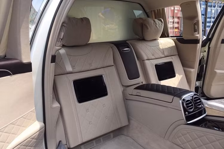 Trong đó, Mercedes-Maybach S-Class đầu tiên ra mắt là bản S600 đã nhận được sự quan tâm của nhiều đại gia trên thế giới nhưng ông Quyết muốn chơi dòng xe đắt tiền hơn nên đã chọn bản Mercedes-Maybach S600 Pullman, chỉ sản xuất vài chiếc trong 1 năm theo đơn đặt hàng. 
