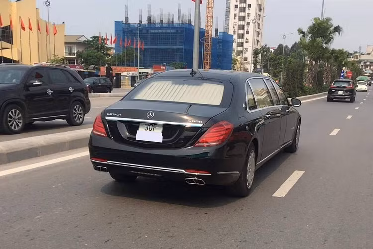Bên trong khoang lái có đến 6 ghế ngồi với 2 ghế cho khoang lái và khoang hàng khách có 4 ghế. Hai hàng ghế sau của Maybach S600 Pullman đối diện nhau, riêng 2 ghế Chủ tịch đều có khả năng ngả 43,5 độ cũng như tích hợp thêm bàn đỡ chân chỉnh điện xe bọc da Nappa...
