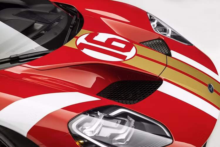 Bên cạnh màu sơn độc đáo, Ford GT Alan Mann Heritage Edition còn có hệ thống phanh hiệu suất cao Brembo với bộ kẹp màu đỏ thể thao, đai ốc bánh xe màu đen, bộ mâm 20 inch sơn theo phong cách sợi carbon,...