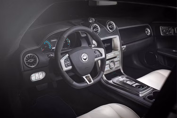 Vị khách đặc biệt yêu cầu chế tạo Speedback của họ với tính năng ghế có sưởi và làm mát, khoang nội thất phải được bọc chất liệu da Oyster trang trí thủ công. Chính vì thế, đội ngũ thiết kế từ David Brown đã quyết định bổ sung các họa tiết đục lỗ trên các chi tiết viền ghế nhằm tạo điểm nhấn. Xe cũng đồng thời được trang trí các chi tiết ốp gỗ đục lỗ trên phần bảng điều khiển cũng như các phần bụng cửa.