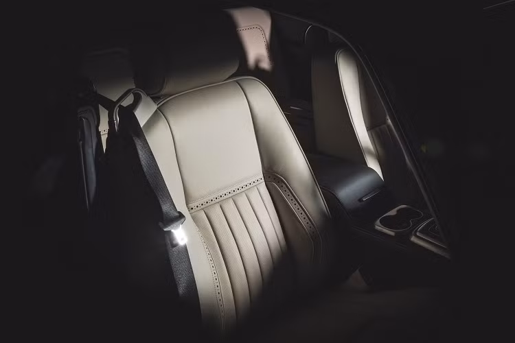 Giống như 9 chiếc xe còn lại mà David Brown sẽ sản xuất, chiếc xe Speedback Silverstone hàng hiếm này được trang bị động cơ V8 5.0 lít siêu nạp có nguồn gốc từ Jaguar XKR.
