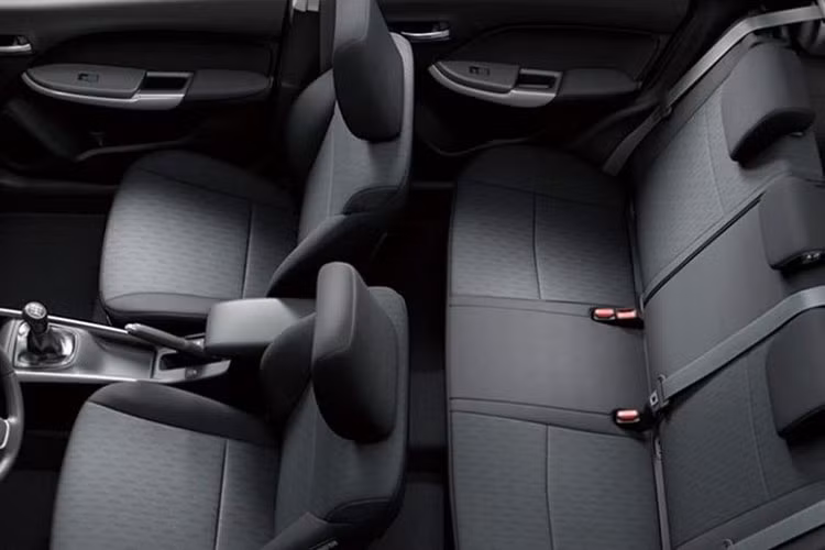 Nằm bên dưới nắp ca-pô của Suzuki Baleno 2022 là động cơ xăng 4 xi-lanh, dung tích 1.2L, tạo ra công suất tối đa 90 mã lực tại tua máy 6.000 vòng/phút và mô-men xoắn cực đại 113 Nm tại tua máy 4.400 vòng/phút. Động cơ này kết hợp với hộp số sàn tiêu chuẩn hoặc hộp số tự động 5 cấp mới, thay cho loại CVT cũ.