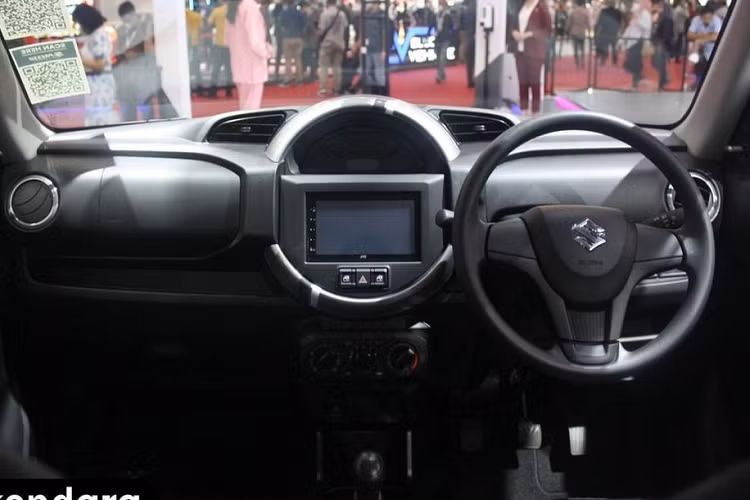 Trên đầu xe, S-Presso 2022 được trang bị lưới tản nhiệt chia thành 4 ô mạ crôm với logo của hãng Suzuki ở giữa. Nằm hai bên lưới tản nhiệt là cụm đèn pha Halogen, tích hợp đèn báo rẽ. Bên dưới là hốc gió trung tâm được chia thành 2 tầng và tấm ốp gầm giả màu bạc. Chưa hết, mẫu SUV đô thị này còn có ốp gương ngoại thất và tay nắm cửa sơn cùng màu với thân xe.