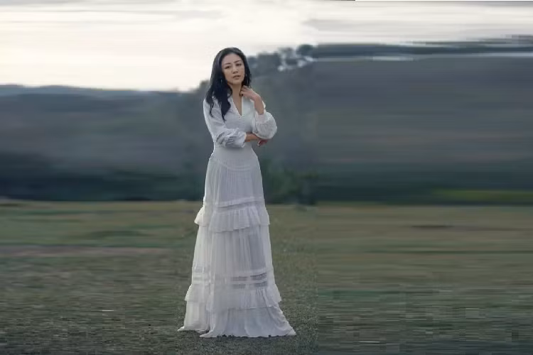 Van Mai Huong mac do trang gay sot voi visual nhu hoa hau