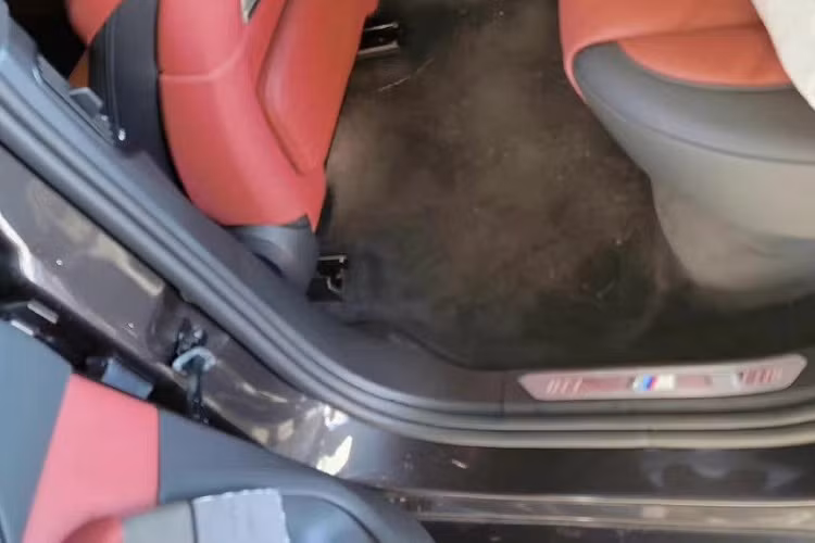 Chưa hết, BMW X5Li 2022 còn có hàng loạt chi tiết mạ crôm sáng bóng và ốp gỗ sang trọng bên trong xe. Thêm vào đó là cần số, núm xoay chỉnh các tính năng đa phương tiện và nút bấm khởi động máy bằng pha lê đặc biệt của hãng BMW. Đúng như dự đoán, hàng ghế thứ hai của BMW X5Li 2022 đã được nới rộng khoảng duỗi chân dành cho hành khách. "Trái tim" của BMW X5Li 2022 là khối động cơ xăng 4 xi-lanh, tăng áp, dung tích 2.0L, sản sinh công suất tối đa 272 mã lực và mô-men xoắn cực đại 370 Nm.