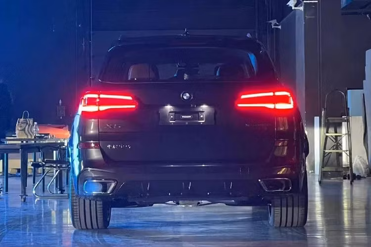 Tùy chọn động cơ thứ hai là máy xăng 6 xi-lanh, tăng áp kép, dung tích 3.0L, tạo ra công suất tối đa 329 mã lực và mô-men xoắn cực đại 450 Nm. Theo tin đồn, BMW X5Li 2022 kéo dài sẽ chính thức trình làng trong triển lãm Ô tô Bắc Kinh 2022 diễn ra vào tháng 4 năm nay. Đến giữa năm 2022, mẫu SUV hạng sang này sẽ chính thức được bán ra thị trường dưới dạng xe lắp ráp nội địa. Hãng BMW dự định sẽ sản xuất 120.000 chiếc X5Li mỗi năm.