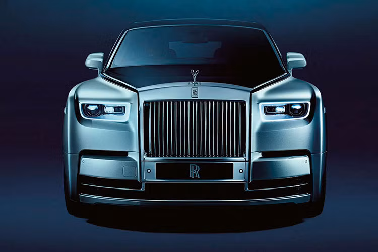 Thêm vào đó, Rolls-Royce Phantom 2023 cũng sẽ có thêm các tùy chọn cá nhân như nan lưới crôm tối màu, nắp capô đen, kính tối màu và ốp trang trí cho khung bên. Ngoài ra, vô lăng của xe cũng đã được làm dày hơn nhằm tăng cảm giác cầm nắm do nhiều chủ xe Rolls-Royce ngày càng thích tự lái hơn là ngồi hàng ghế sau.