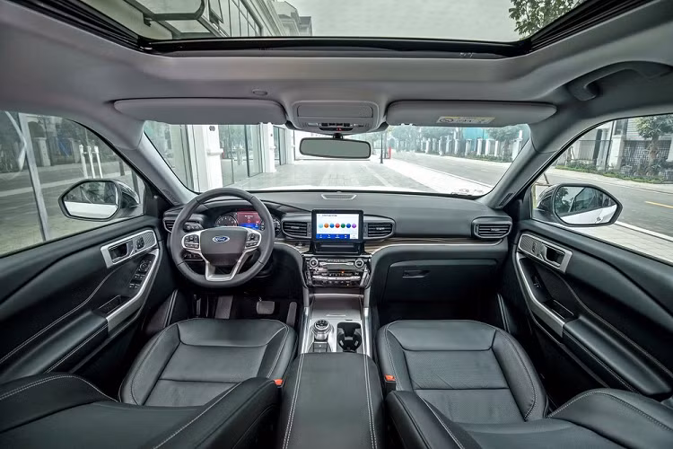 Het Tet, Ford Explorer 2022 van “kenh” 300 trieu dong tai dai ly-Hinh-2