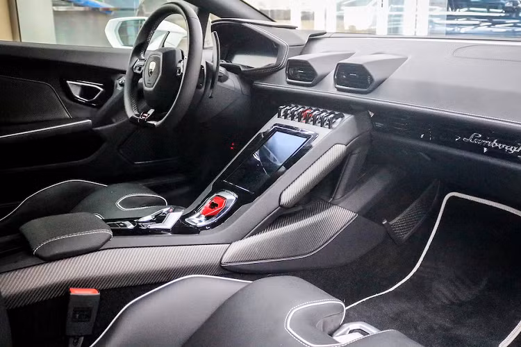 Mở cửa bước vào trong khoang lái , siêu xe Lamborghini Huracan EVO RWD độc nhất dải đất hình chữ S hiện nay có ghế ngồi dạng đua với phần khung hoàn toàn từ sợi carbon kết hợp thêm da cao cấp cùng điểm nhấn chính là dây an toàn đua và dòng chữ Huracan EVO màu trắng trên lưng ghế. Xe còn có nhiều chi tiết hoàn thành màu trắng và cả sợi carbon để tạo điểm nhấn ở ngoại hình. Lamborghini Huracan EVO RWD có nội thất mới với điểm nhấn chính là việc khoang lái xe có tích hợp thêm màn hình giải trí có kích thước lên đến 8,4 inch giúp người lái có thể dễ dàng thao tác 1 chạm.