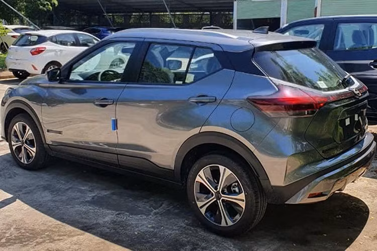 Phần đầu xe nổi bật với lưới tản nhiệt "V-motion kép" kích thước lớn. Phiên bản cao cấp nhất được trang bị hệ thống đèn LED hoàn toàn. Ở phía sau, đèn hậu đã được thiết kế lại và cản sau cũng được tinh chỉnh, đem đến một cái nhìn khỏe khoắn hơn.