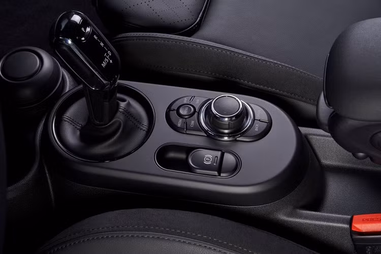 Một dải đèn viền hình tròn đảm nhận chức năng của đèn chiếu sáng ban ngày và đèn báo rẽ. Đồ họa ánh sáng LED ở đèn hậu lấy cảm hứng từ Quốc kỳ Anh Quốc được thiết kế để tạo nên hiệu ứng thị giác sâu hơn và sắc nét hơn. Tính năng hỗ trợ chiếu sáng khi thời tiết xấu cũng có thể được kích hoạt dễ dàng chỉ với một nút bấm.