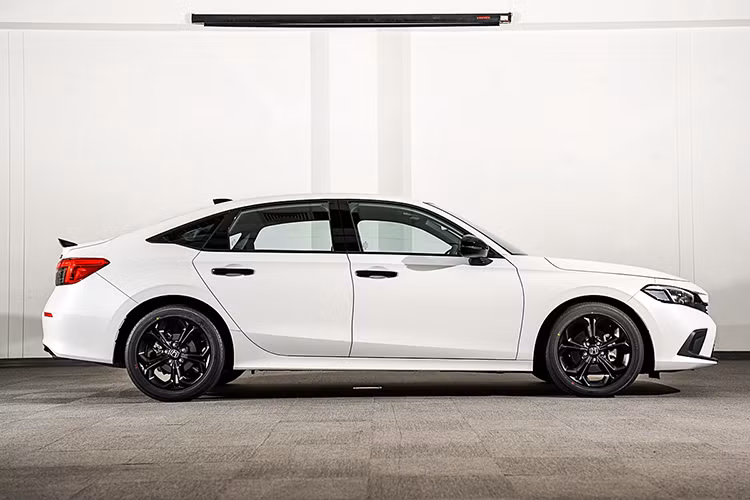 Một số nguồn tin cho biết, Honda Civic e:HEV 2022 mới sẽ sử dụng hệ truyền động hybrid bao gồm máy xăng 4 xi-lanh, DOHC, dung tích 2.0L mạnh mẽ hơn. Thay vì dùng hệ truyền động hybrid với máy xăng Atkinson Cycle 4 xi-lanh, dung tích 1.5L đang được sử dụng trên City và HR-V e: HEV.