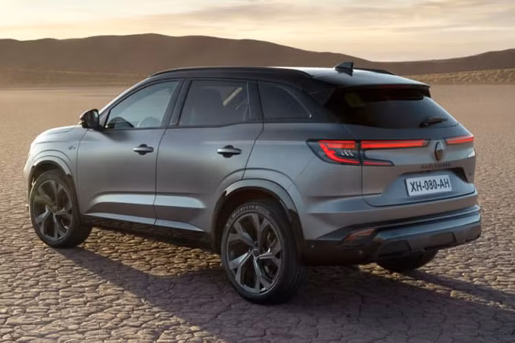 Chưa hết, Renault Austral 2022 còn dùng hệ thống treo dầm xoắn phía sau ở bản tiêu chuẩn. Trong khi đó, bản cao cấp hơn được trang bị hệ thống treo sau đa liên kết và hệ thống đánh lái cầu sau mang tên 4Control Advanced.