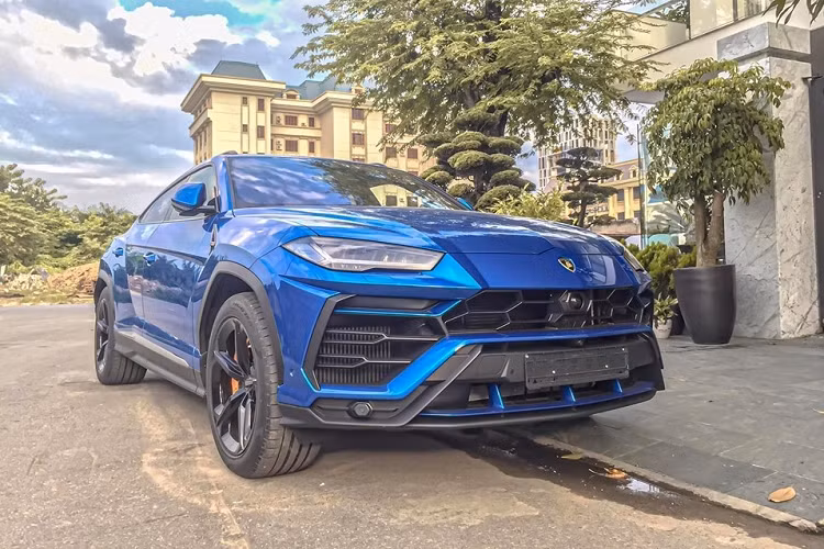 Lamborghini Urus từng là chiếc SUV nhanh nhất thế giới. Mẫu xe này được trang bị động cơ xăng V8, tăng áp kép, dung tích 4.0 lít, sản sinh công suất tối đa 650 mã lực và mô-men xoắn cực đại 850 Nm. Động cơ kết hợp cùng hộp số tự động 8 cấp và hệ dẫn động 4 bánh giúp Lamborghini Urus có thể tăng tốc từ vị trí xuất phát lên 100 km/h trong 3,6 giây trước khi đạt vận tốc tối đa 305 km/h.