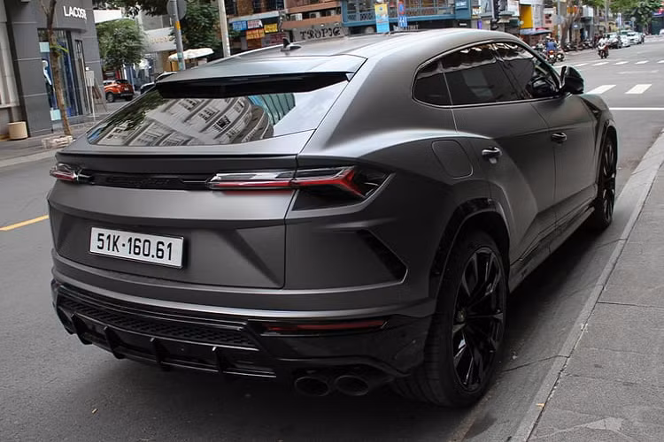 Bên trong nội thất của siêu SUV Lamborghini Urus được thiết kế với phong cách thể thao và sang trọng. Ghế ngồi được bọc da cao cấp tùy chọn Alcantara. Hàng ghế sau chỉ dành cho 2 người ngồi.