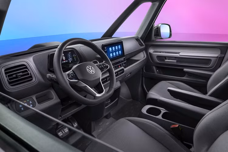 Bên ngoài, Volkswagen ID. Buzz và ID. Buzz Cargo 2022 có ngoại hình khá bắt mắt với đèn pha LED Matrix tùy chọn và chi tiết lưới trên cản trước. Bản cao cấp của Volkswagen ID. Buzz 2022 sẽ dùng vành có đường kính 18 - 21 inch trong khi ID. Buzz Cargo được trang bị vành thép 18 inch.