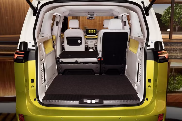 Bên trong Volkswagen ID. Buzz và ID. Buzz Cargo 2022 là không gian nội thất dùng những vật liệu có nguồn gốc thực vật hoặc tái chế. Dù không dùng da hay chất liệu có nguồn gốc động vật nhưng nội thất của 2 mẫu xe này vẫn đảm bảo về thuộc tính và cảm giác. Ngoài ra, hãng Volkswagen còn đưa sợi vải Sequal làm từ 10% nhựa biển và 90% chai nhựa PET tái chế vào trong nội thất của cả hai xe. Riêng ghế, sàn và trần xe được bọc bằng chất liệu tái chế.