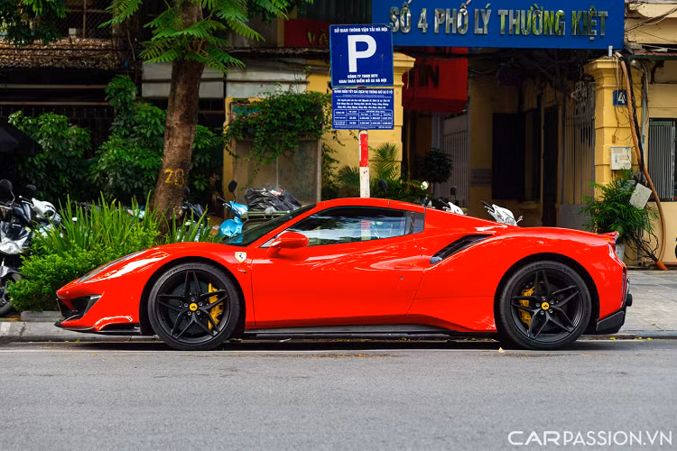 Về mặt thiết kế, 488 Pista Spider không có quá nhiều điểm khác biệt so với biến thể coupe ngoài phần mui xếp và nắp động cơ. Được xây dựng trên nền tảng của 488 Pista, biến thể mui trần sở hữu nét thiết kế quyến rũ nhưng vẫn mang đậm tính khí động học thông qua hàng loạt những sự thay đổi.