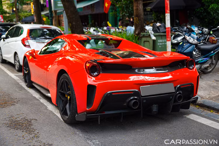 Đây là chiếc siêu xe Ferrari 488 Pista Spider thứ ba xuất hiện tại Việt Nam sau chiếc đầu tiên của doanh nhân Hoàng Kim Khánh và chiếc màu đỏ đậm thuộc sở hữu của ông Đặng Lê Nguyên Vũ.