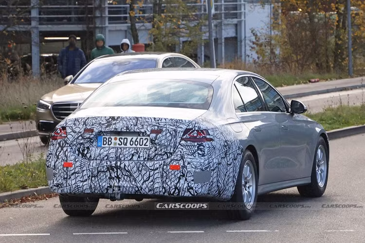 Chúng ta có thể quan sát thấy thân xe Mercedes-Benz E-Class 2024 hạng sang được thiết kế liền mạch hơn với đường gân dập nổi đặc trưng chạy từ đầu đến đuôi xe nhưng chìm dần ở giữa. Phần nắp ca-pô của xe vẫn có những đường gân quen thuộc và phần hốc bánh nhô ra một cách rõ rệt.