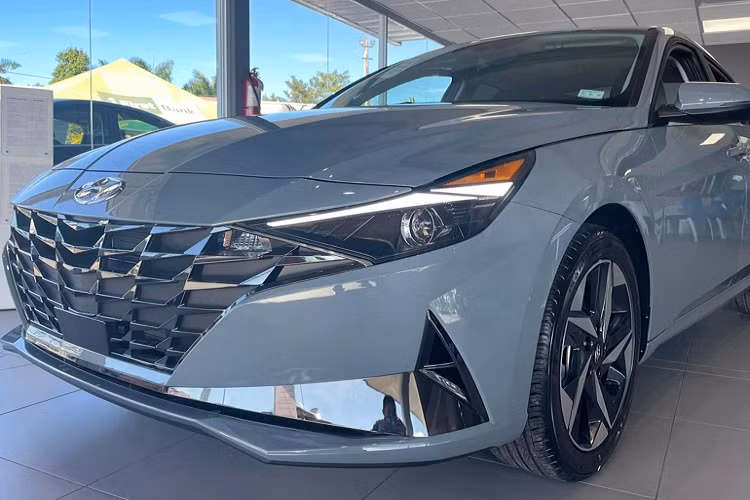 Sau nhiều năm phân phối Elantra thế hệ cũ, TC Motor sắp sửa ra mắt Hyundai Elantra 2023 hoàn toàn mới tại thị trường Việt ngay trong tháng 8 năm nay. Hiện tại được biết các đại lý đã nhận đặt cọc Elantra 2023.