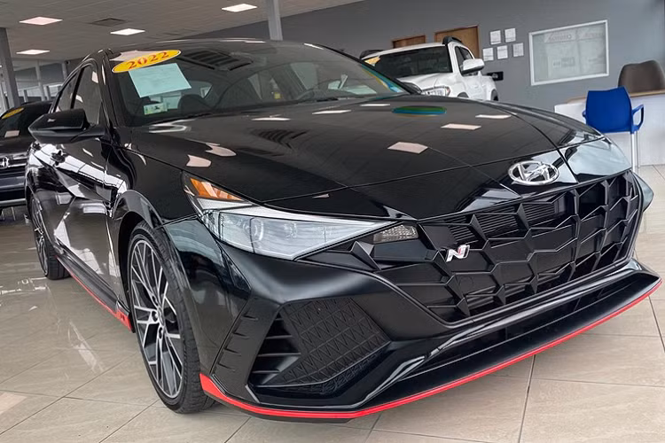 Giá xe Hyundai Elantra 2023 chưa công bố tại Việt Nam, nhưng hứa hẹn sẽ hấp dẫn khách hàng trẻ mua sedan cỡ C đề cao kiểu dáng thiết kế, trang bị tốt trong tầm giá và có cấu hình động cơ tăng áp mạnh mẽ. Hyundai Elantra 2023 mang nhiều ưu điểm có thể gây khó dễ cho đối thủ Honda Civic 2022 và Mazda3.