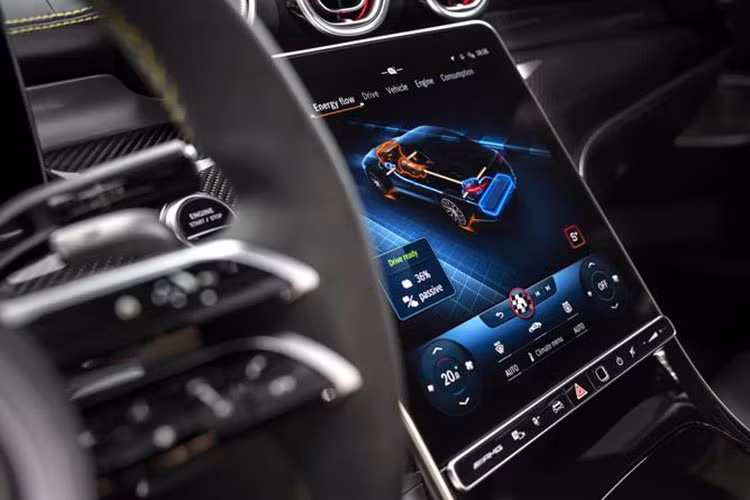 Mercedes-AMG C63 phiên bản F1 vẫn sử dụng khối động cơ tương tự phiên bản tiêu chuẩn. Cụ thể, nằm dưới nắp capo là hệ truyền động hybrid bao gồm động cơ xăng 4 xi-lanh 2.0 lít turbo kết hợp mô-tơ điện cho tổng công suất 671 mã lực và mô-men xoắn 1.020 Nm.
