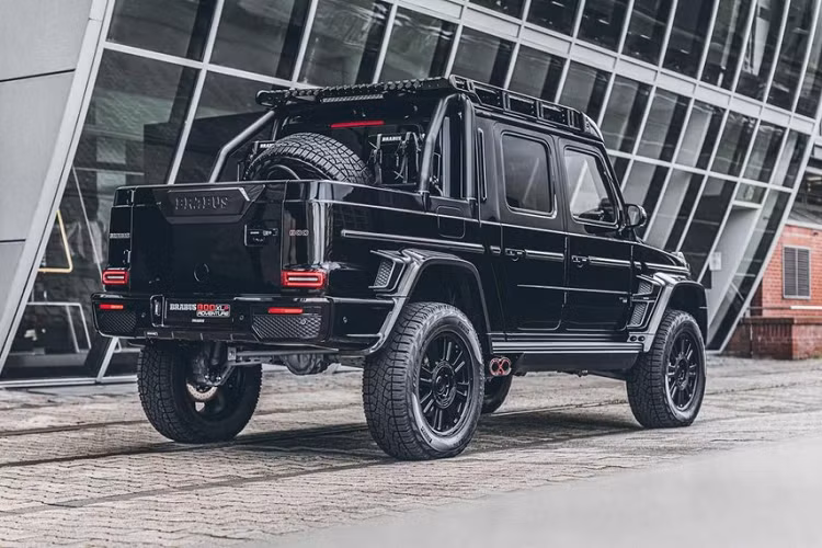 Được trang bị hệ thống treo nâng cấp với thiết lập trục portal bằng nhôm, chiếc Adventure XLP Superblack từ G63 cung cấp khoảng sáng gầm lên đến 49 cm. Bây giờ, nó sẽ có thể chinh phục bất kỳ bề mặt thử thách nào. Các la-zăng 22 inch khổng lồ có thể không lý tưởng để đi trên những con đường mòn, nhưng ít nhất chúng được bọc trong bộ lốp mọi địa hình.