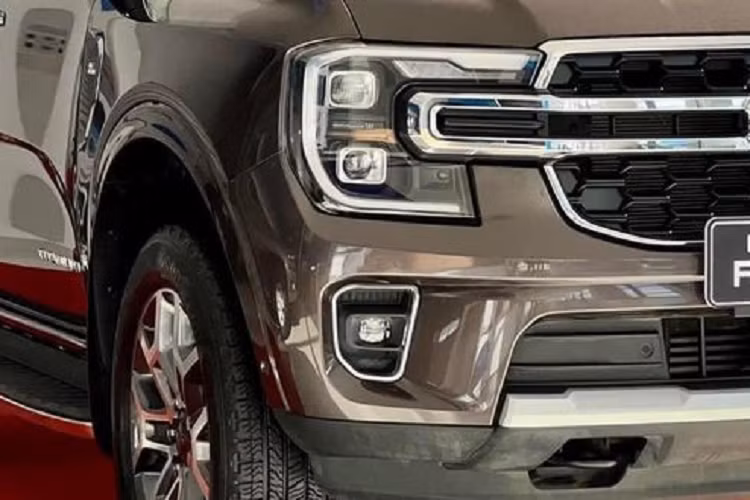 Ford Everest 2023 tại Việt Nam được nhập khẩu nguyên chiếc từ Thái Lan, cộng thêm vào đó là nhiều yếu tố ngoại cảnh nên nguồn cung xe không đảm bảo được tính ổn định. Trên thực tế, kể từ thời điểm xe được tung ra thị trường đến nay, khách hàng muốn nhận Ford Everest 2023 sớm đã phải chấp nhận bỏ thêm chi phí mua các gói phụ kiện do đại lý cung cấp để được ưu tiên