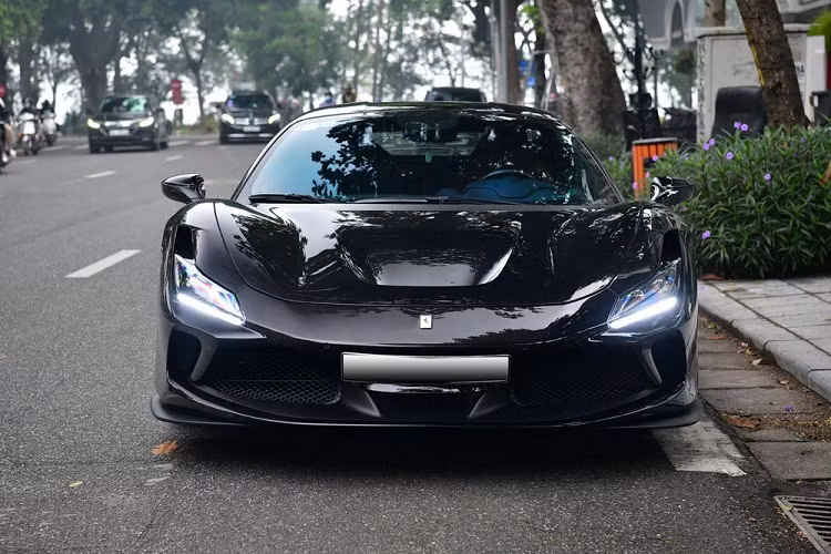 Ferrari F8 bat ngo bi dung dat hang, cac dai gia Viet hut hang