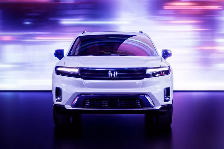 Được biết, Prologue chính là mẫu xe do Honda phát triển chung với tập đoàn General Motors (GM). Do đó, sẽ không ngạc nhiên nếu Honda Prologue 2024 chia sẻ một số trang bị với Chevrolet Blazer EV mới. Tương tự Chevrolet Blazer EV, Honda Prologue 2024 cũng được định vị trong phân khúc SUV thuần điện hạng trung. Như vậy, mẫu VinFast VF8 của Việt Nam lại có thêm một đối thủ cạnh tranh nữa.