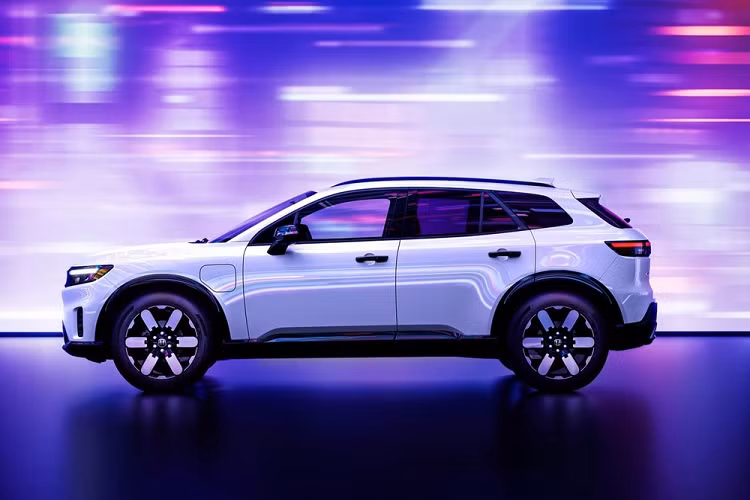 Có thể nói, mẫu xe SUV Honda Prologue 2024 rất quan trọng đối với Honda vì đánh dấu bước khởi đầu cho thời đại ôtô điện của hãng ở thị trường Mỹ. Cụ thể hơn, Prologue chính là mẫu ô tô điện thương mại, được bày bán rộng rãi đầu tiên của hãng Honda ở thị trường này. Sau Prologue, hãng Honda dự định sẽ tung ra 30 mẫu ôtô điện mới nữa trên thị trường toàn cầu từ nay đến cuối thập kỷ.