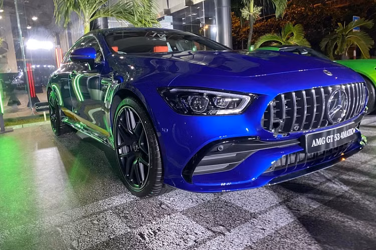 Chiếc Mercedes-AMG GT 53 4Matic+ 2022 tại Việt Nam sở hữu ngoại thất màu xanh dương Spectra Blue, đi kèm sọc vàng tạo điểm nhấn thú vị ở bên hông và mâm 7 chấu kép thể thao.