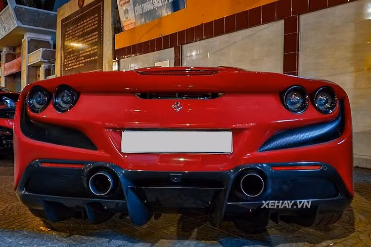 Trong khi đó, đuôi xe nổi bật nhất với cụm đèn hậu dạng LED thiết kế tròn quen thuộc nhà Ferrari cùng hệ thống ống xả đặt ở vị trí giống 488 và bộ khuếch tán gió cỡ lớn làm từ chất liệu carbon siêu nhẹ.